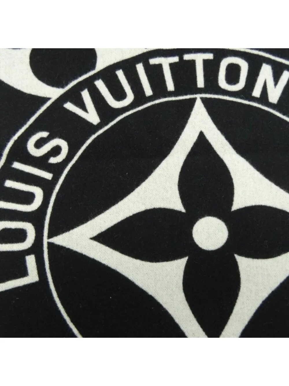 Louis Vuitton Scarf Rock and Keys - Picture 4 of 4